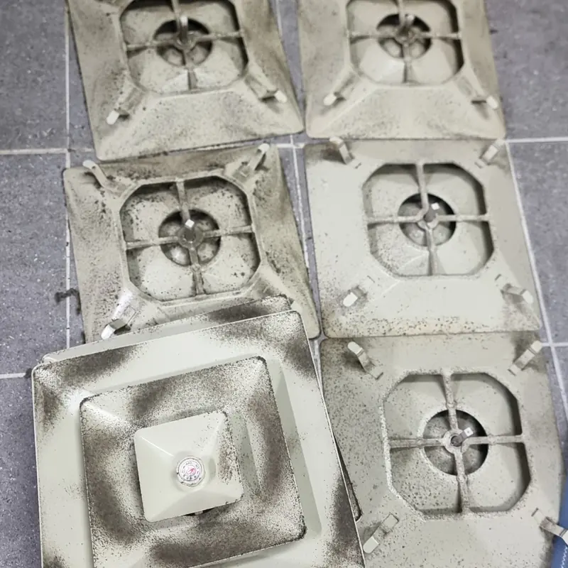 천장에서 분리한 환풍구 덮개 여러 장이 바닥에 놓여 있고 표면에 검은 분진이 눌어붙은 모습