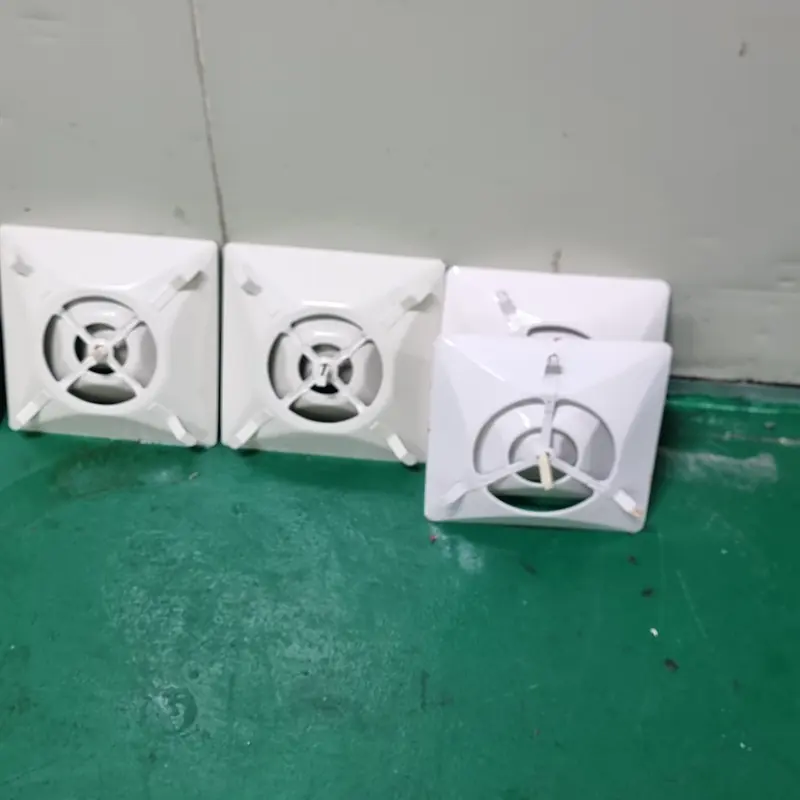 세척을 마친 흰색 환풍구 덮개 세 장이 바닥에 나란히 세워져 건조되는 모습